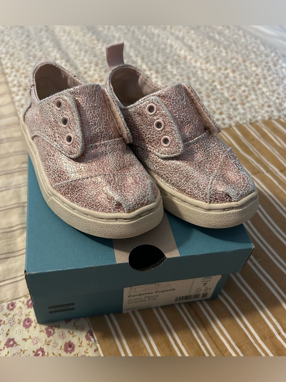 Kids Tom’s shimmery pink slip on size 7